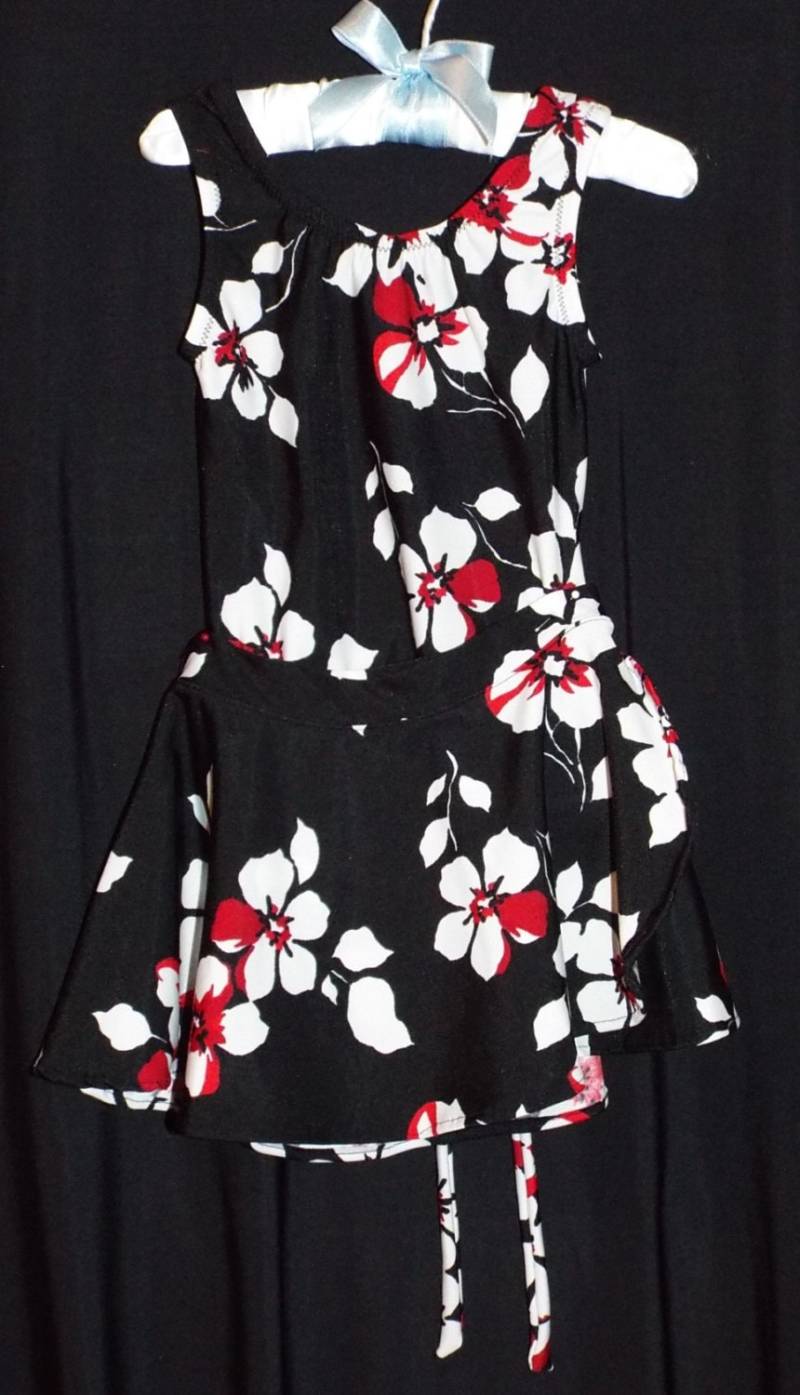 1 Vormade Set Größe 4 Versandfertig - Schwarz Mit Roten Und Weißen Blumen Leo Rock 1 Vormade Set Größe 4 Versandfertig - Schwarz Mit Roten Und Weißen Blumen Leo Rock von KylieKissedDesigns