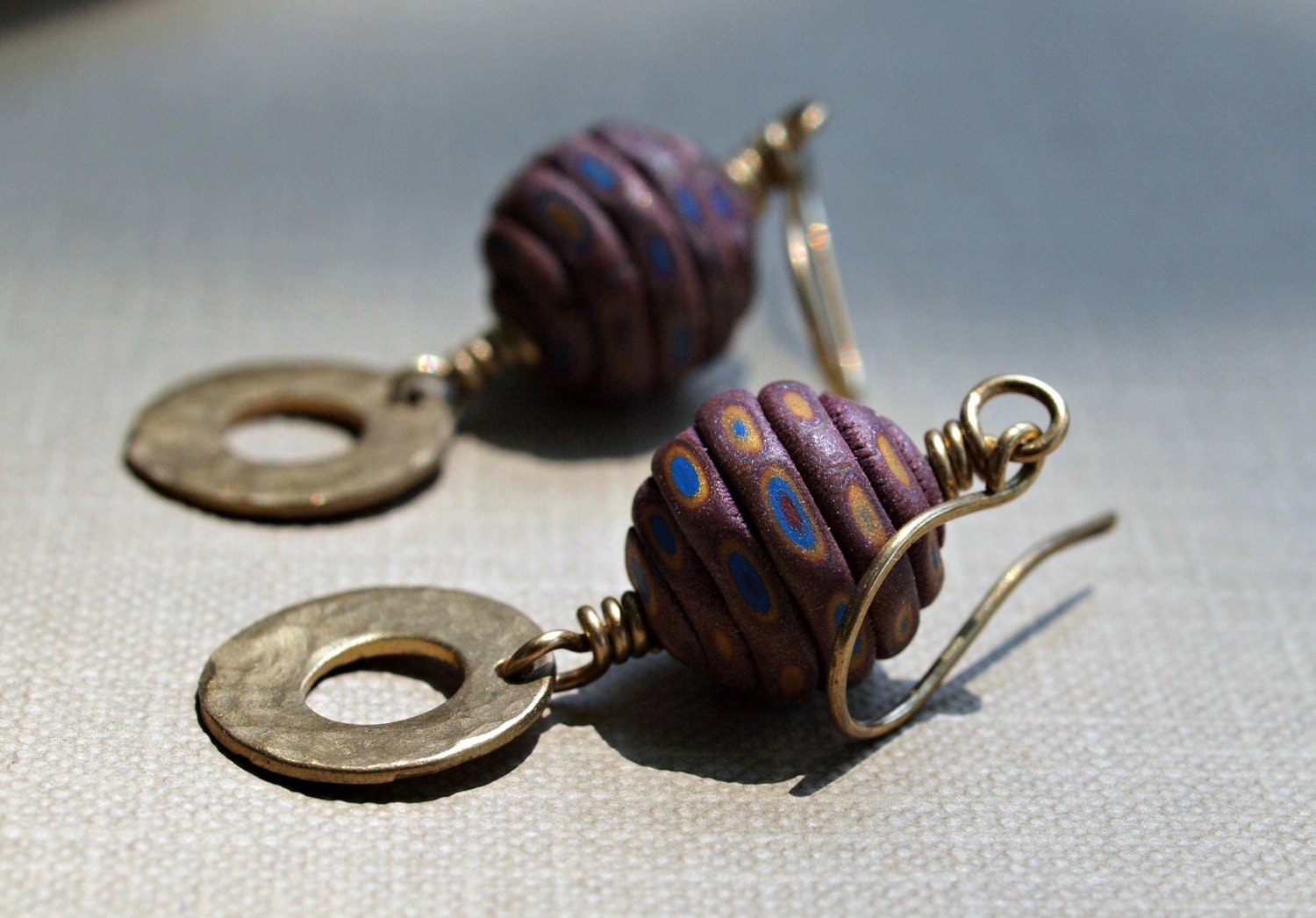 Handgefertigte Ohrringe, Draht Gewickelt Artisan Polymer Clay Perlen, Hammered Messing-Unterlegscheiben Handgefertigte Ohrringe, Draht Gewickelt Artisan Polymer Clay Perlen, Hammered Messing-Unterlegscheiben von KymHunterDesigns