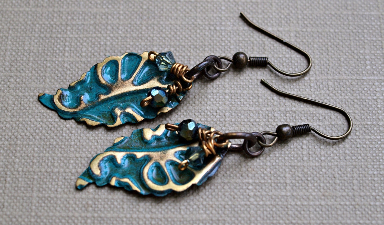 Handgefertigte Ohrringe, Geprägte Vintaj Brass Blatt Charme, Grünspan-Patina Handgefertigte Ohrringe, Geprägte Vintaj Brass Blatt Charme, Grünspan-Patina von KymHunterDesigns