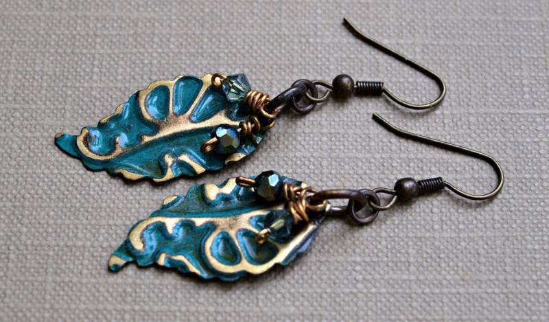 Handgefertigte Ohrringe, Geprägte Vintaj Brass Blatt Charme, Grünspan-Patina Handgefertigte Ohrringe, Geprägte Vintaj Brass Blatt Charme, Grünspan-Patina von KymHunterDesigns