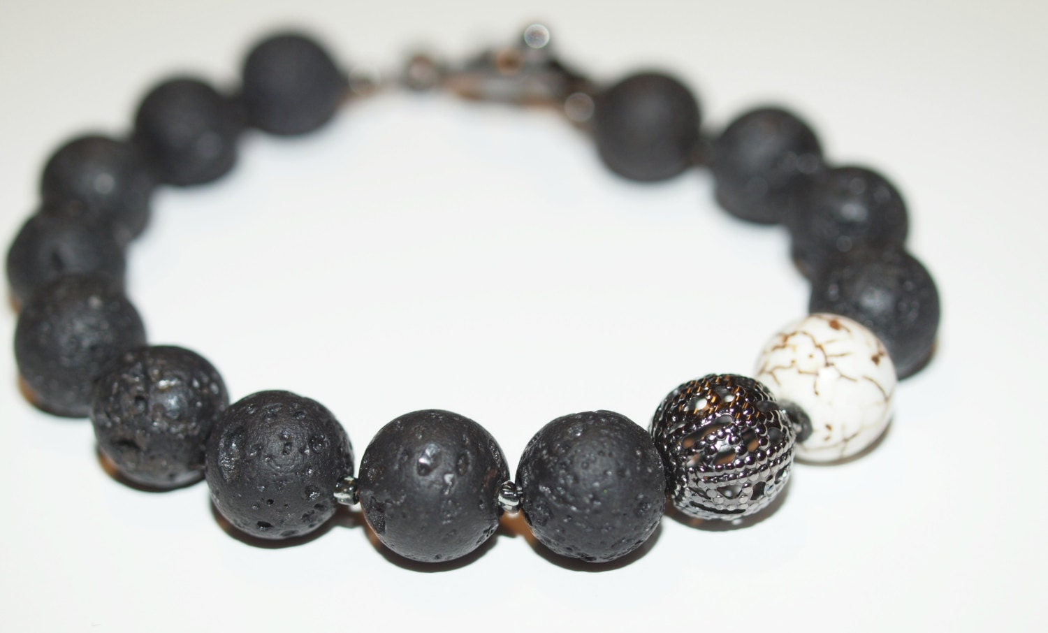 Handgefertigtes Armband Mit Lavagestein, Magnesit, Rocailles, Gunmetal Grey Komponenten Handgefertigtes Armband Mit Lavagestein, Magnesit, Rocailles, Gunmetal Grey Komponenten von KymHunterDesigns
