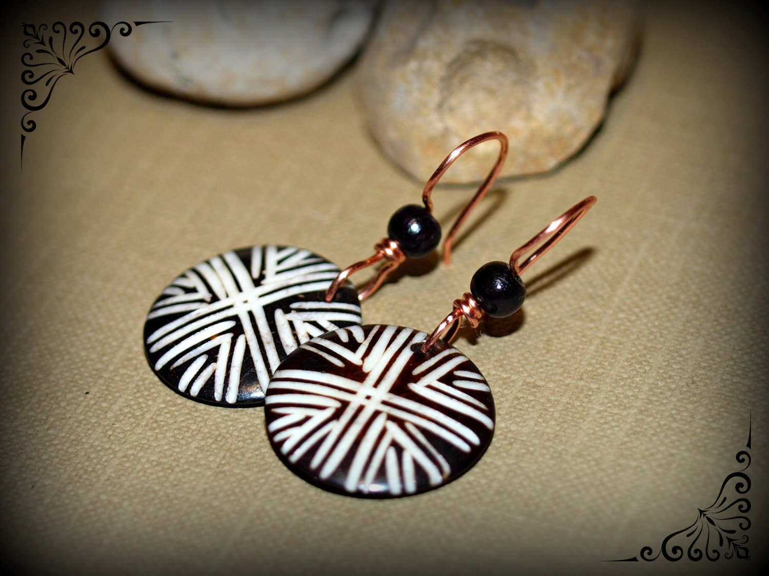Handgemachte Ohrringe Im Boho Stil Schwarz Geschnitzt Knochentropfen Mit Handgefertigten Kupfer Ohrhaken Handgemachte Ohrringe Im Boho Stil Schwarz Geschnitzt Knochentropfen Mit Handgefertigten Kupfer Ohrhaken von KymHunterDesigns