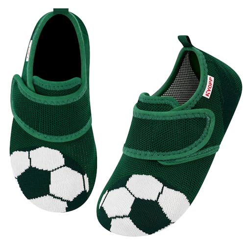 Kyopp Hausschuhe Kinder Barfussschuhe Klettverschluss für Jungen Mädchen Atmungsaktive Breite Pantoffeln Rutschfest Kindergarten Slippers(Fußball Grün, 34/35EU) von Kyopp