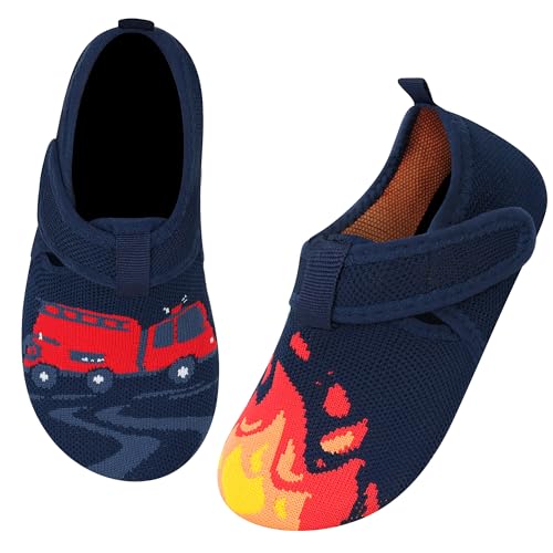 Kyopp Hausschuhe Kinder Junge Klettverschluss Schuhe Mädchen Pantoffeln Rutschfest Slippers für Atmungsaktive Weich Lauflernschuhe Kleinkinder Schuhe(Feuerwehrauto Marineblau 26/27EU) von Kyopp