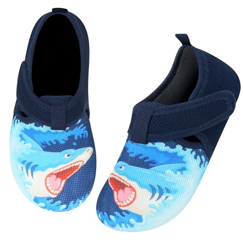 Kyopp Hausschuhe Kinder Junge Klettverschluss Schuhe Mädchen Pantoffeln Rutschfest Slippers für Atmungsaktive Weich Lauflernschuhe Kleinkinder Schuhe(Hai Blau 26/27EU) von Kyopp