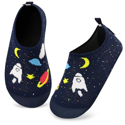 Kyopp Hausschuhe Kinder Junge Mädchen Pantoffeln Rutschfest Barfussschuhe Kindergarten Slippers für Atmungsaktive Weich Lauflernschuhe Kleinkinder Schuhe(Marineblau-Kosmisch 30/31EU) von Kyopp