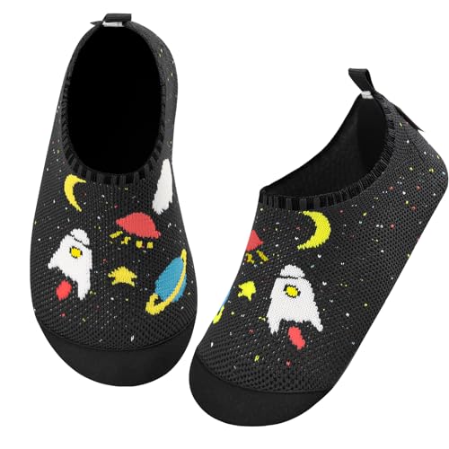 Kyopp Hausschuhe Kinder Junge Mädchen Pantoffeln rutschfest Barfussschuhe Kindergarten Slippers für Atmungsaktive Weich Lauflernschuhe Kleinkinder Schuhe(Schwarzer-Kosmisch 24/25EU) von Kyopp