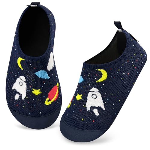 Kyopp Hausschuhe Kinder Junge Mädchen Pantoffeln rutschfest Barfussschuhe Kindergarten Slippers für Atmungsaktive Weich Lauflernschuhe Kleinkinder Schuhe(Marineblau-Kosmisch 22/23EU) von Kyopp