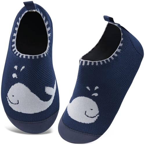 Kyopp Kinder Hausschuhe Junge Mädchen Pantoffeln Aquaschuhe Atmungsaktive Rutschfest Barfussschuhe Slipper Kindergarten Unisex(Wale Dunkelblau 22/23 EU) von Kyopp