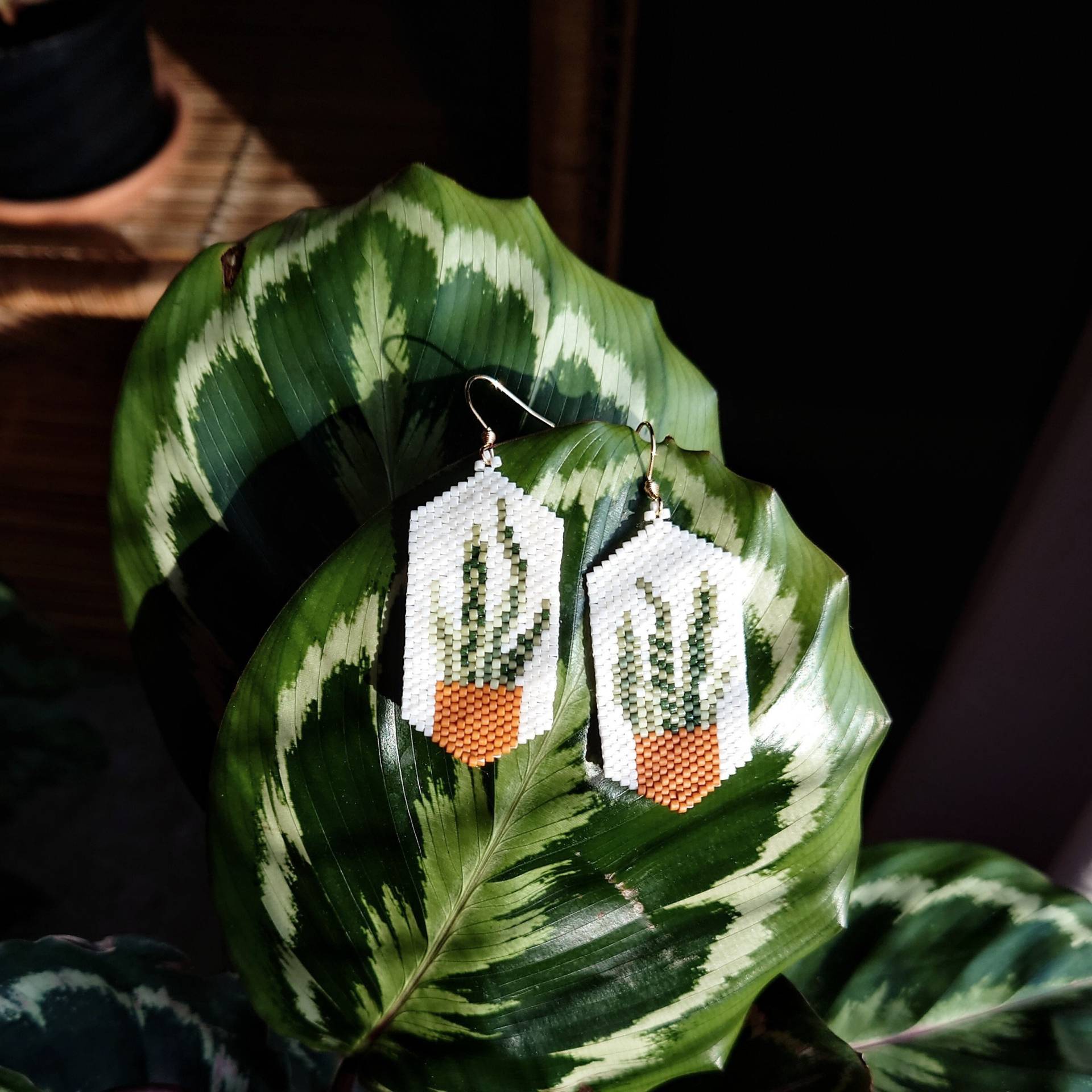 Sansevieria Trifasciati Laurentii - Schlangenpflanzenohrringe Sansevieria Trifasciati Laurentii - Schlangenpflanzenohrringe von KyraBeads