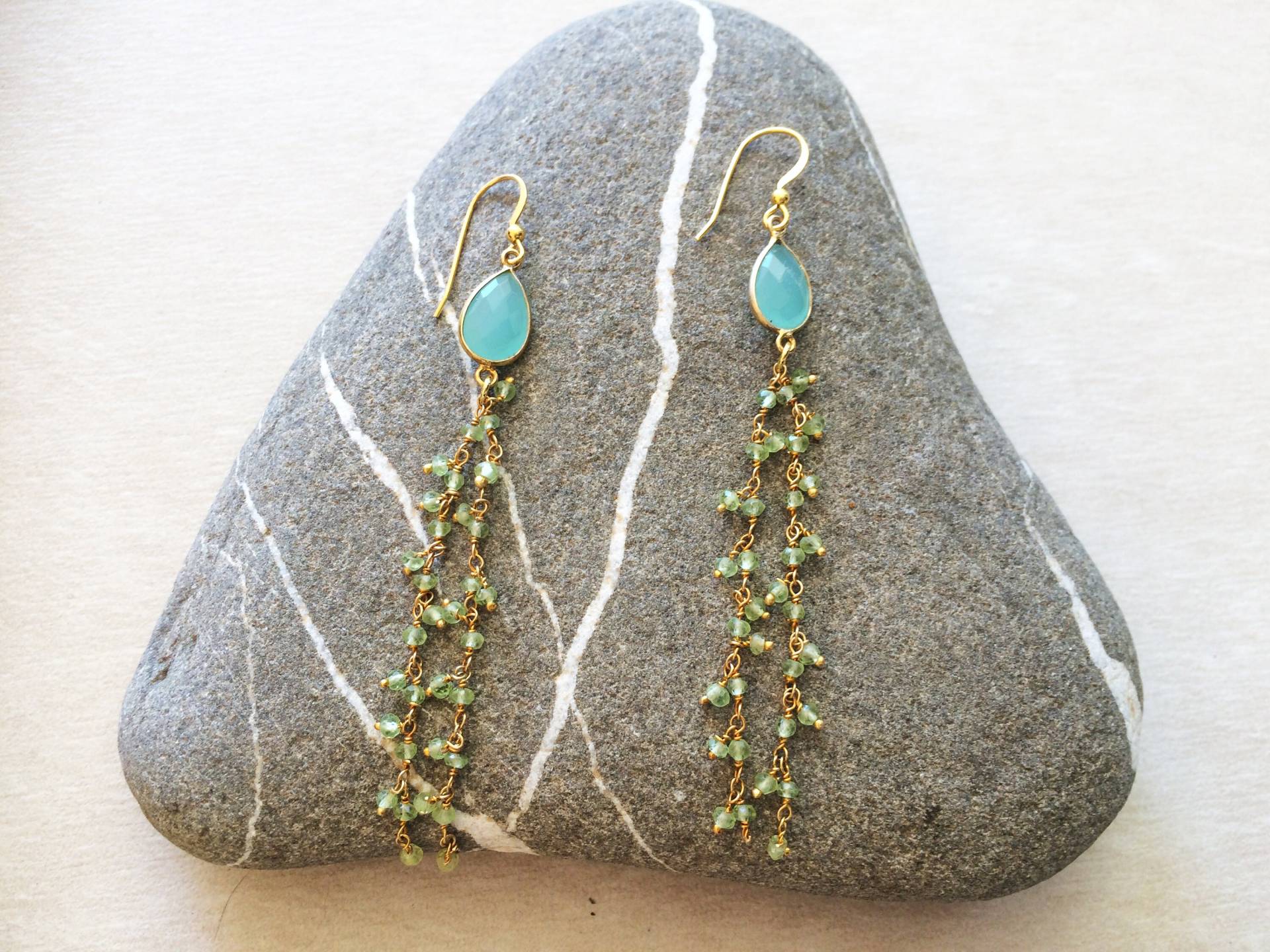 Lange Hängeohrringe Mit Aqua Chalcedon Steinen Lange Hängeohrringe Mit Aqua Chalcedon Steinen von KyraMaison