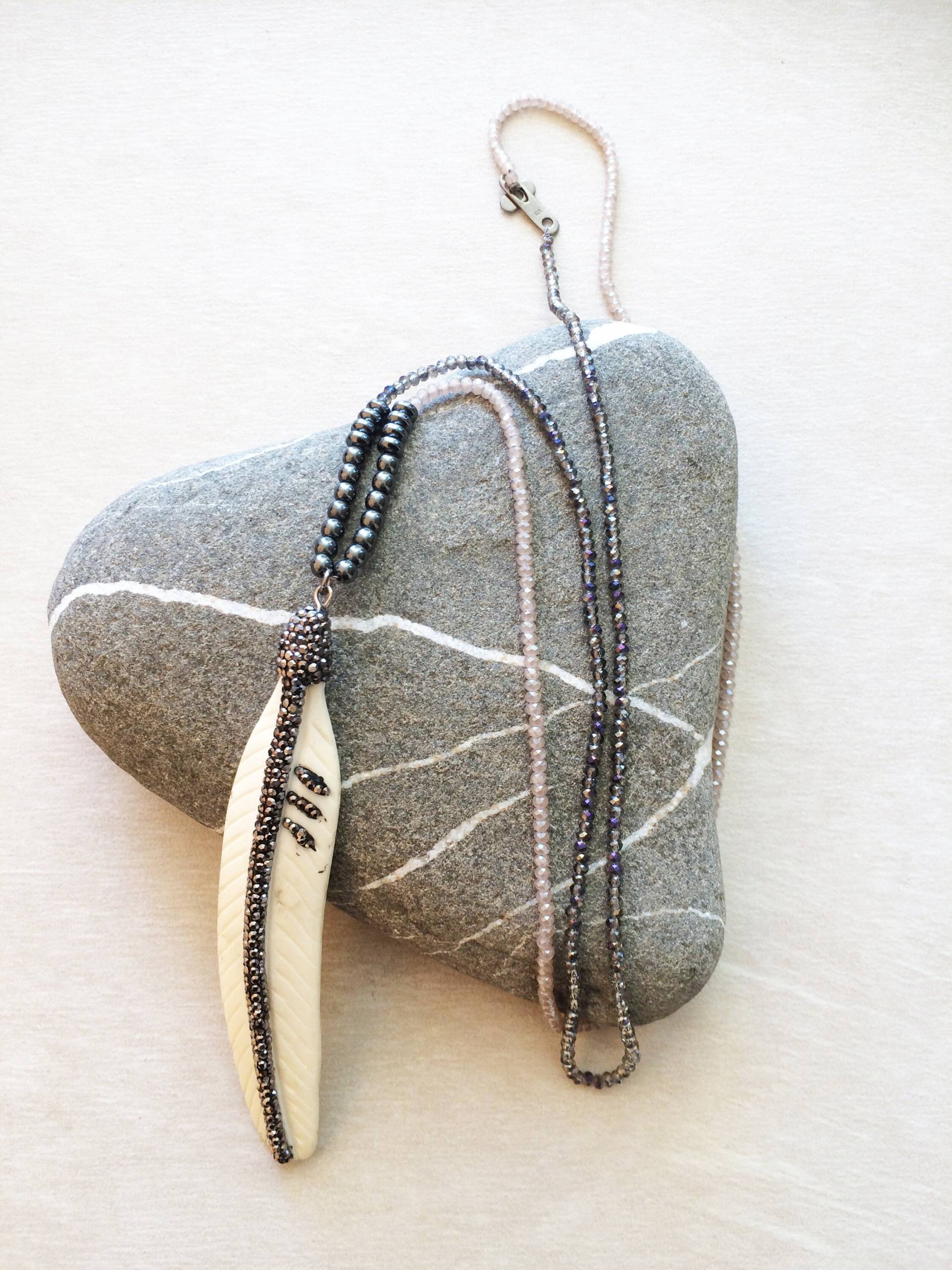 Statement Halskette Mit Beigen Knochenfeder Anhänger, Runde Und Scheibenförmige Hämatit Steine, Rosa Graue Kristalle. Boho Halskette, Perlenkette Statement Halskette Mit Beigen Knochenfeder Anhänger, Runde Und Scheibenförmige Hämatit Steine, Rosa Graue Kristalle. Boho Halskette, Perlenkette von KyraMaison