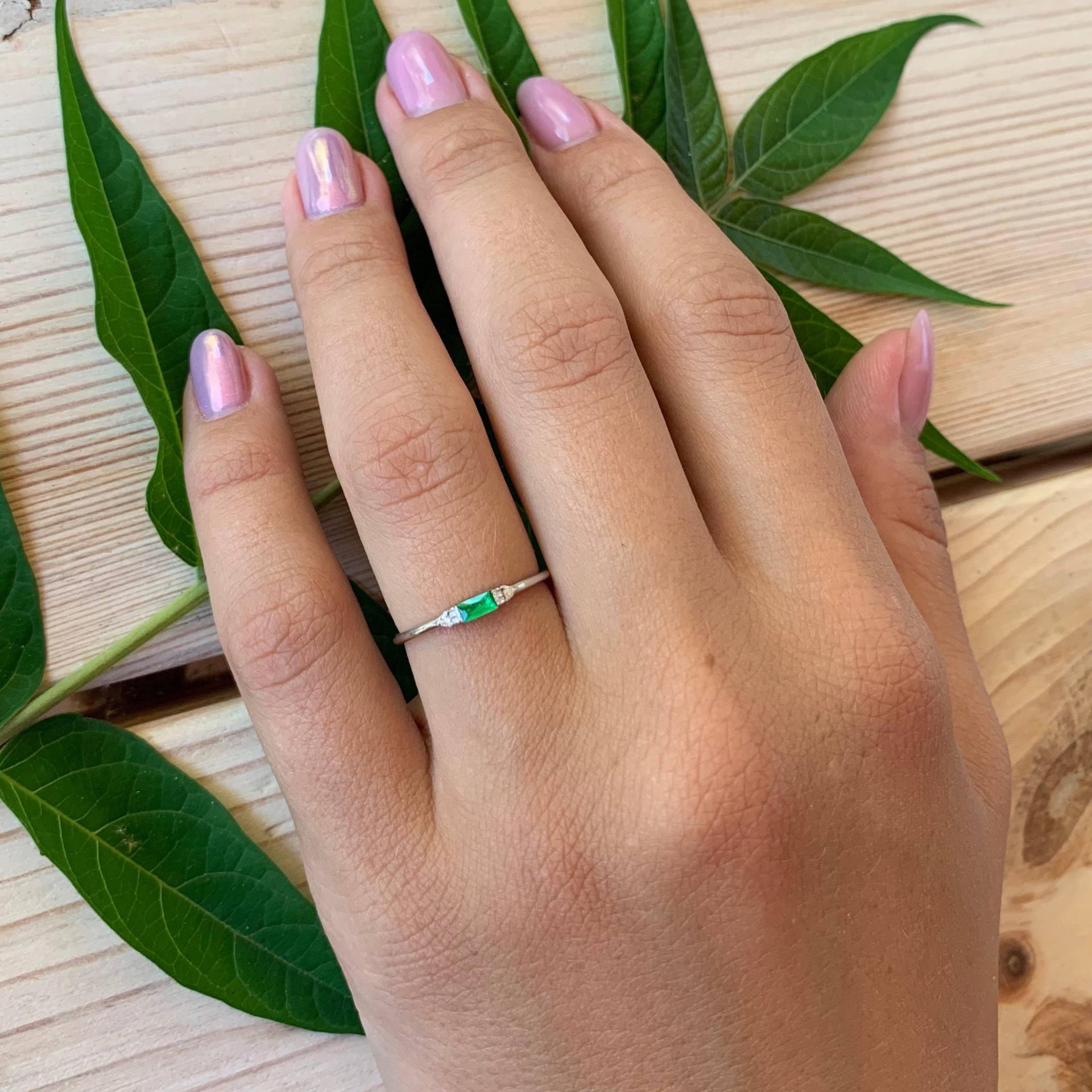 14K Solide Weißgold Smaragd Versprechensring Für Sie, Einzigartige Kleine & Zierliche Frauen Versprechensring, Damen Ring, Ring Im Baguetteschliff von KzKJewel