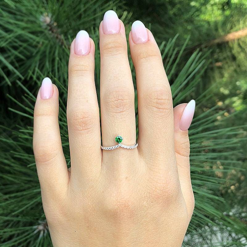 14K Solider Weißgold Smaragd Ehering, Gebogener Damenring, Kleiner Und Zierlicher Chevron-Ehering, Smaragd-Goldring Für Frauen von KzKJewel