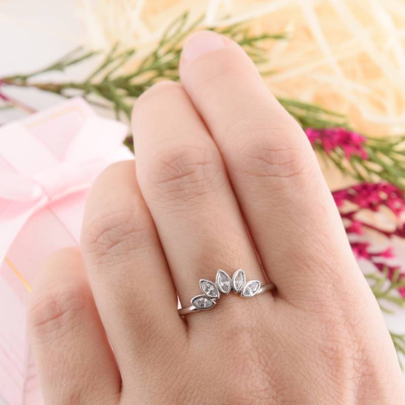 925 Sterling Silber Lünette Geschnitten Gebogen Damen Ehering, Einzigartige Krone Einfache Und Zierliche Tiara Nistend Ehering von KzKJewel