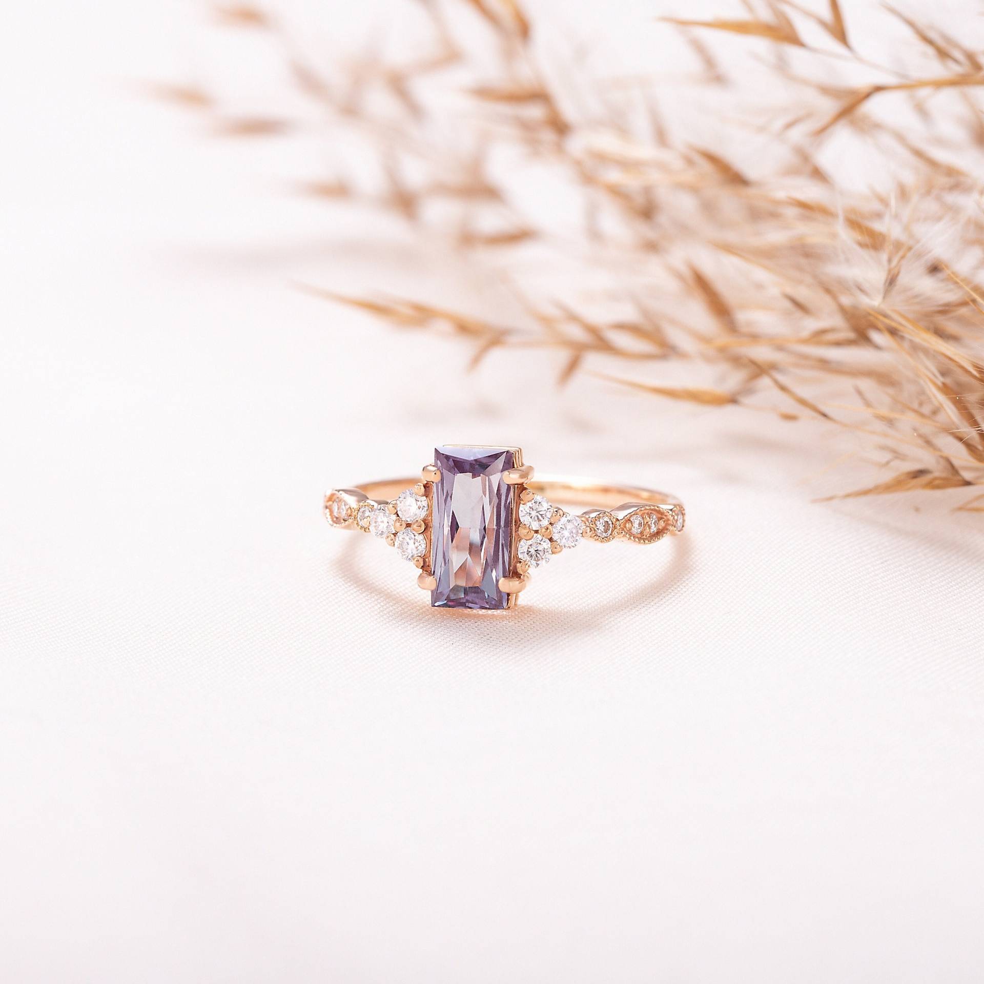 Art-Deco-Stil Baguette Alexandrit Frauen Verlobungsring Roségold, Einzigartige 1 Karat Statement-Ring Für Sie, Versprechensring von KzKJewel