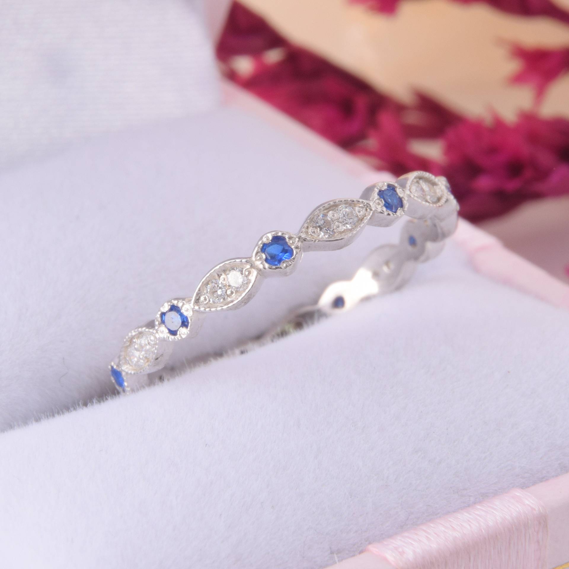 Blauer Saphir Silber Ehering, Einzigartiger Frauen Ring, Hochzeitsring Für Sie, Kleiner Art Deco Ehering von KzKJewel