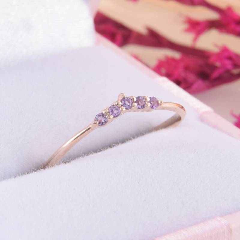 Damen 14K Rosegold Gebogener Amethyst-Ehering, Kleiner Und Zierlicher Ehering, Chevron-Ehering, V-Traurring, Schlichter Ehering von KzKJewel