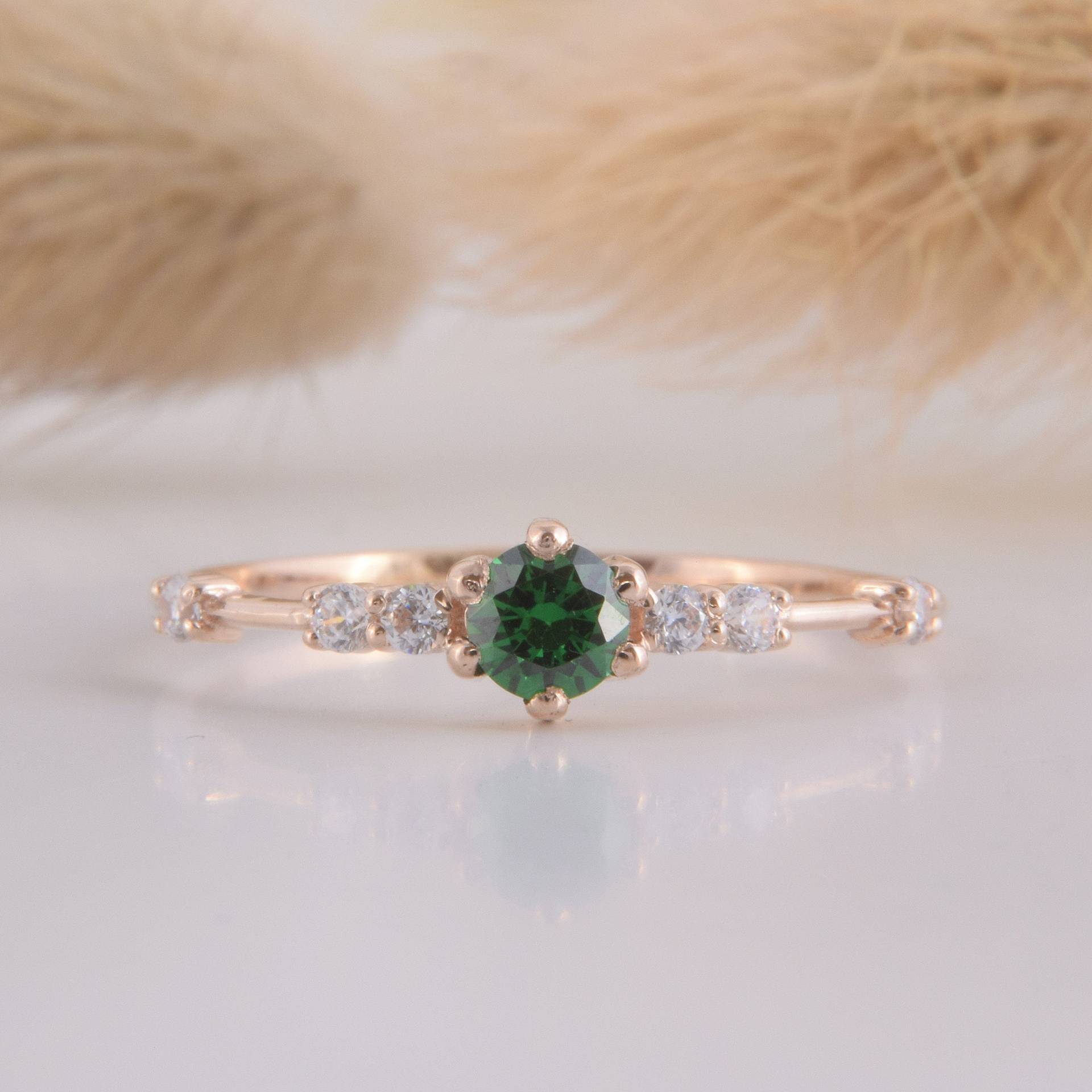 Damen 14K Roségold Zierlicher Smaragd Versprechen Ring, Kleiner Zarter Ring Für Sie, Gold Verlobungsring von KzKJewel