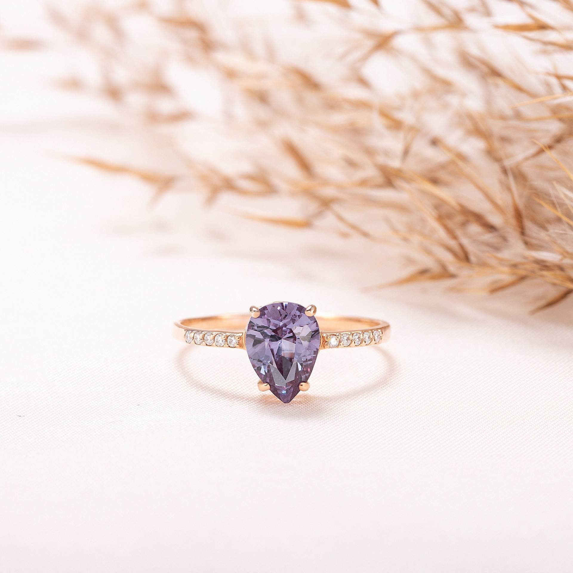 Einzigartiger Alexandrit Verlobungsring Roségold, Zarter Für Sie, Schmuck von KzKJewel