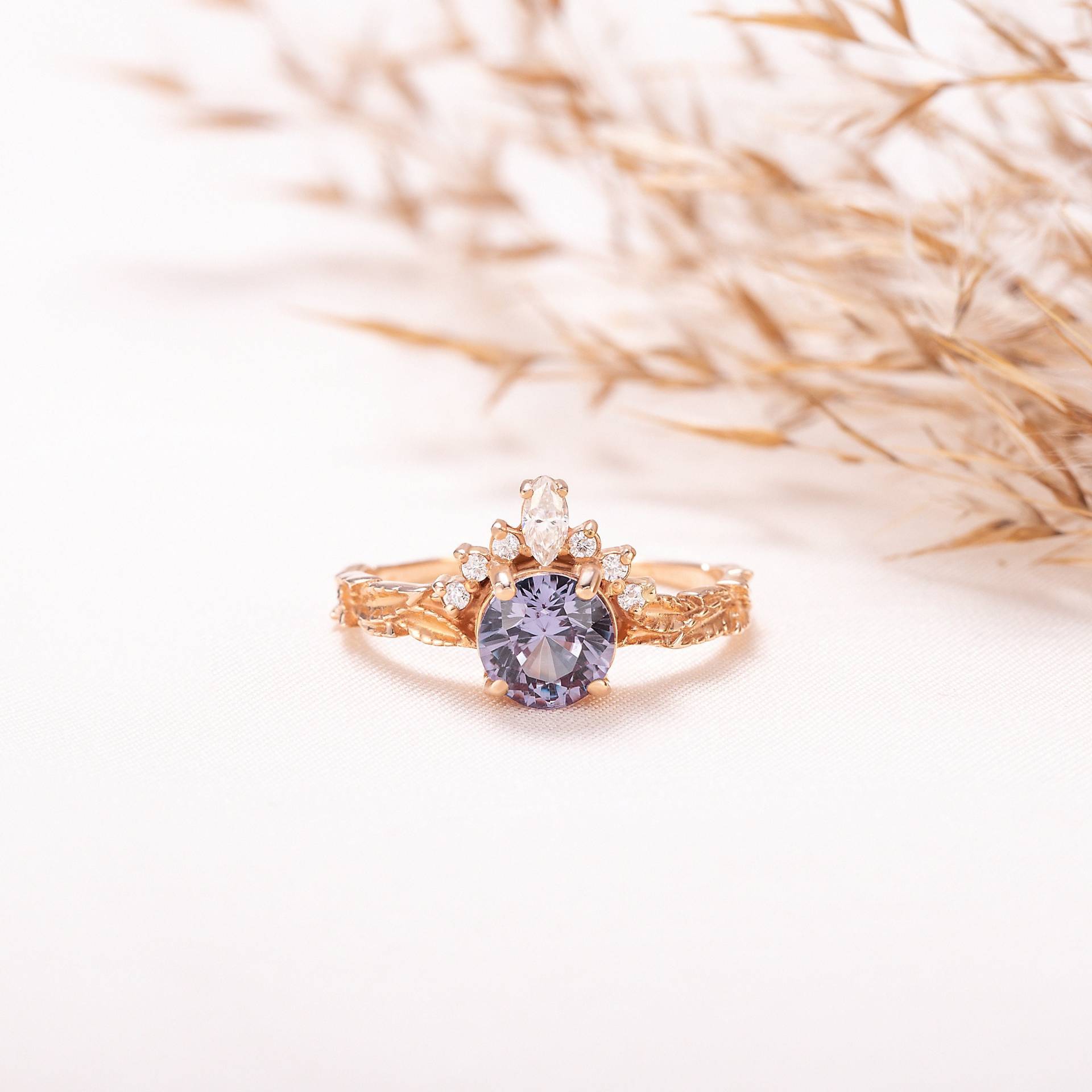 Einzigartiger Art-Deco-1 Karat Alexandrit-Verlobungsring in Roségold Gefüllt Mit Blattmuster, Alexandritblatt-Versprechensring Für Sie von KzKJewel