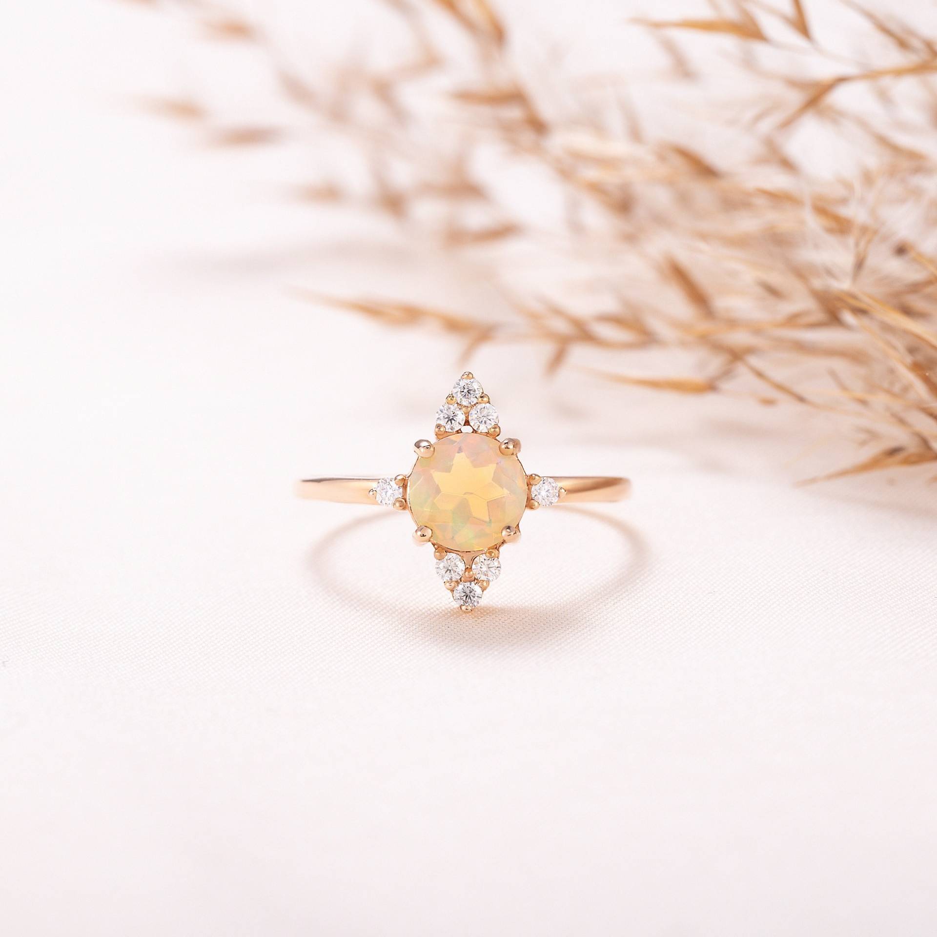 Einzigartiger Runder Opal-Verlobungsring, Benutzerdefinierte Steinring, Vintage-Stil Opal Statementring Geburtssteinring Opalversprechensring Für Sie von KzKJewel