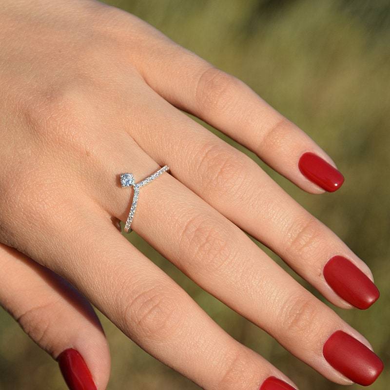 Einzigartiger Schlichter & Zierlicher Damenring in Geschwungener Form, V-Silberring, Ehering Silber, Chevron Aus Silber von KzKJewel