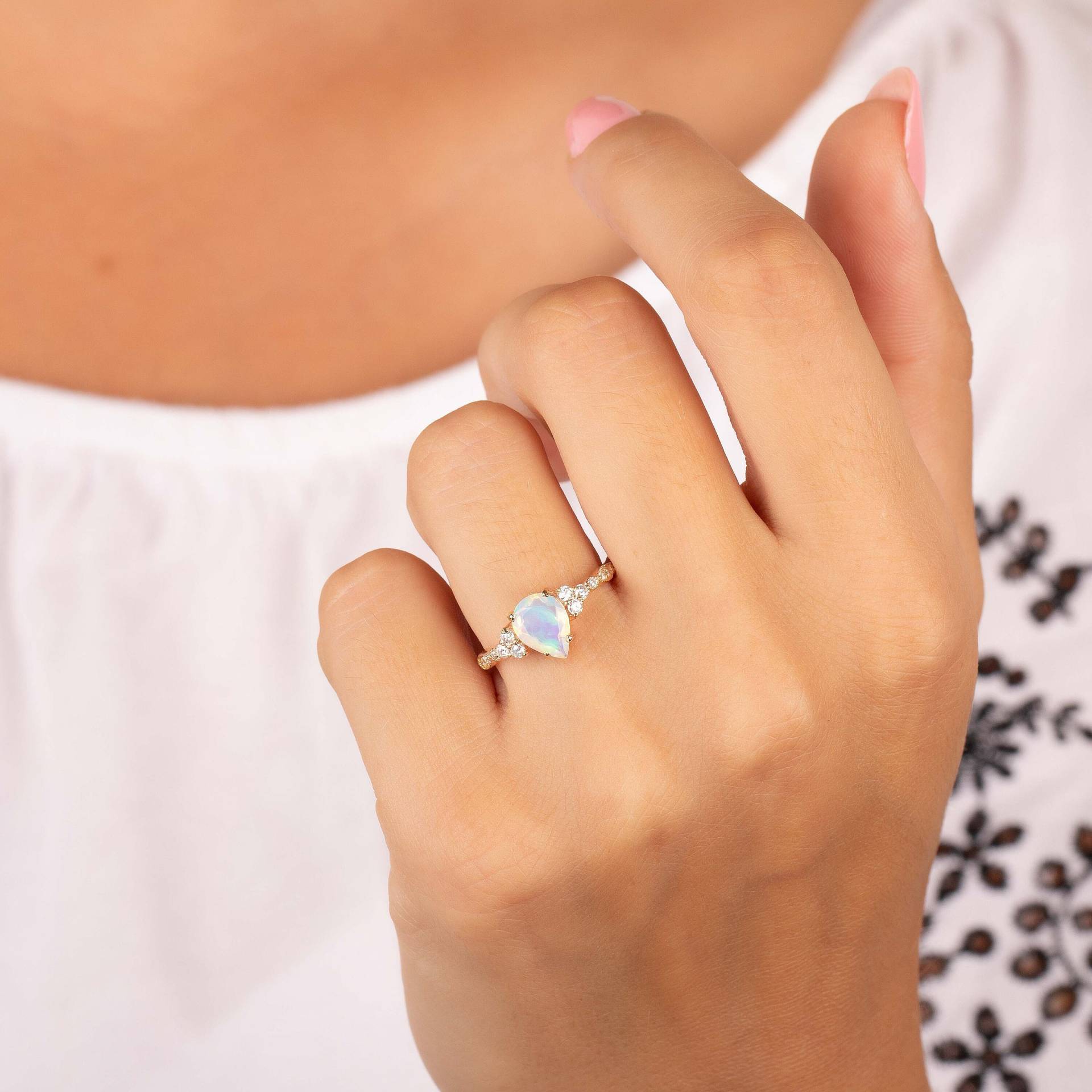 Einzigartiger Weißer Opal Versprechensring, Frauen Birnenschliff Statementring, Art-Deco-Birne Verlobungsring, Edelstein Geburtssteinring Für Sie von KzKJewel