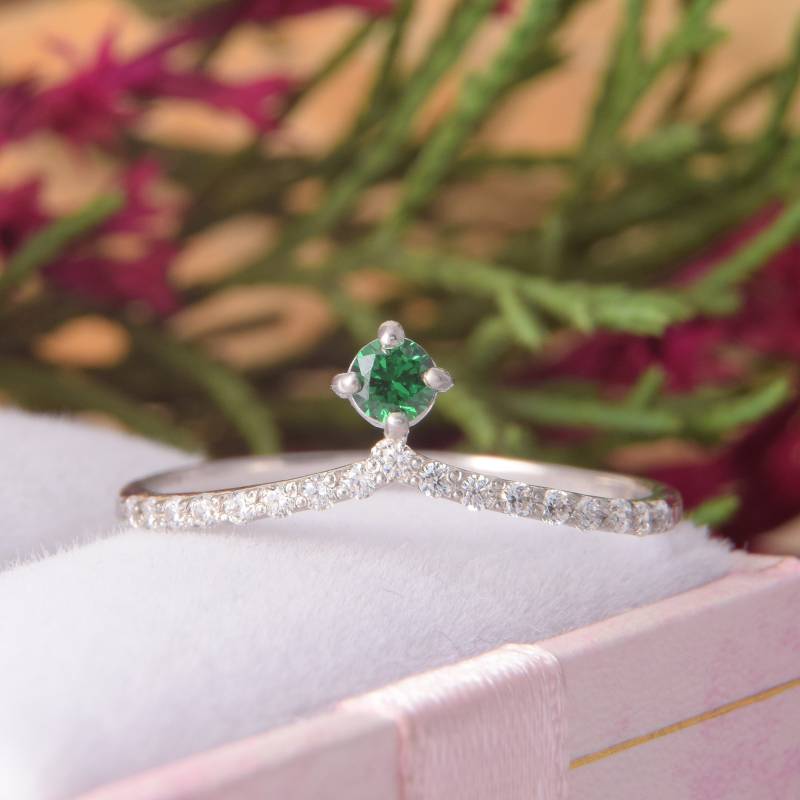 Feiner Geschwungener Smaragd Ehering, Silber Damen Silberring, Hochzeitsring, Chevron Hochzeitsring von KzKJewel