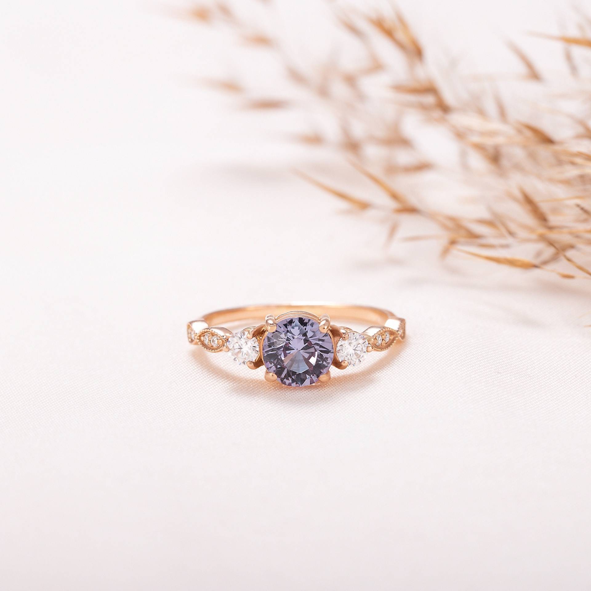 Frauen 1Ct Alexandrit Statement Ring, Vintage-Stil Blauer Versprechen Ring Für Sie Geburtssteinring Einzigartiger Verlobungsring von KzKJewel