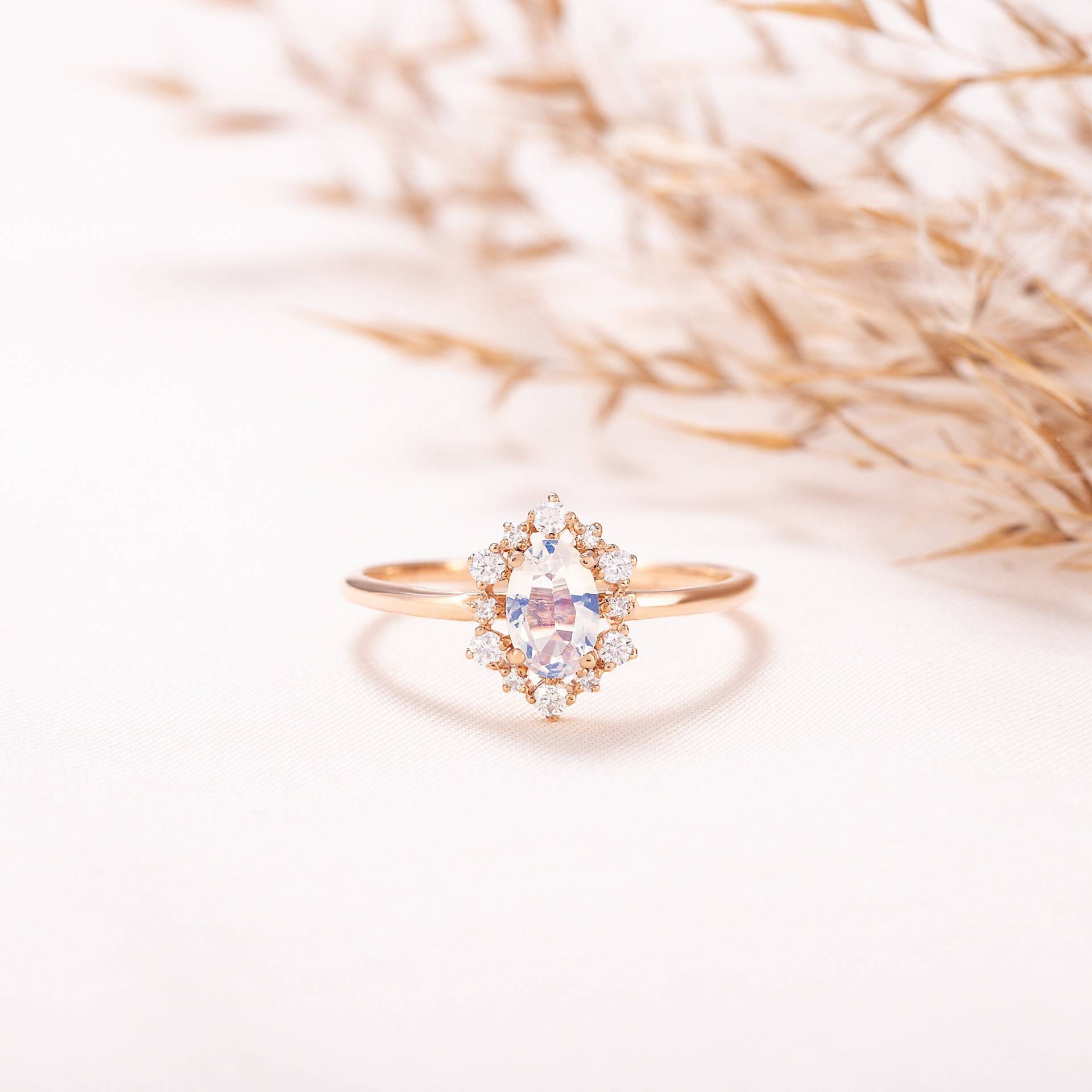 Frauen Art Deco Ovalen Mondstein Halo Statement Ring, Vintage-Stil Verlobungsring, Einzigartiger Zierlicher Versprechensring Für Sie von KzKJewel