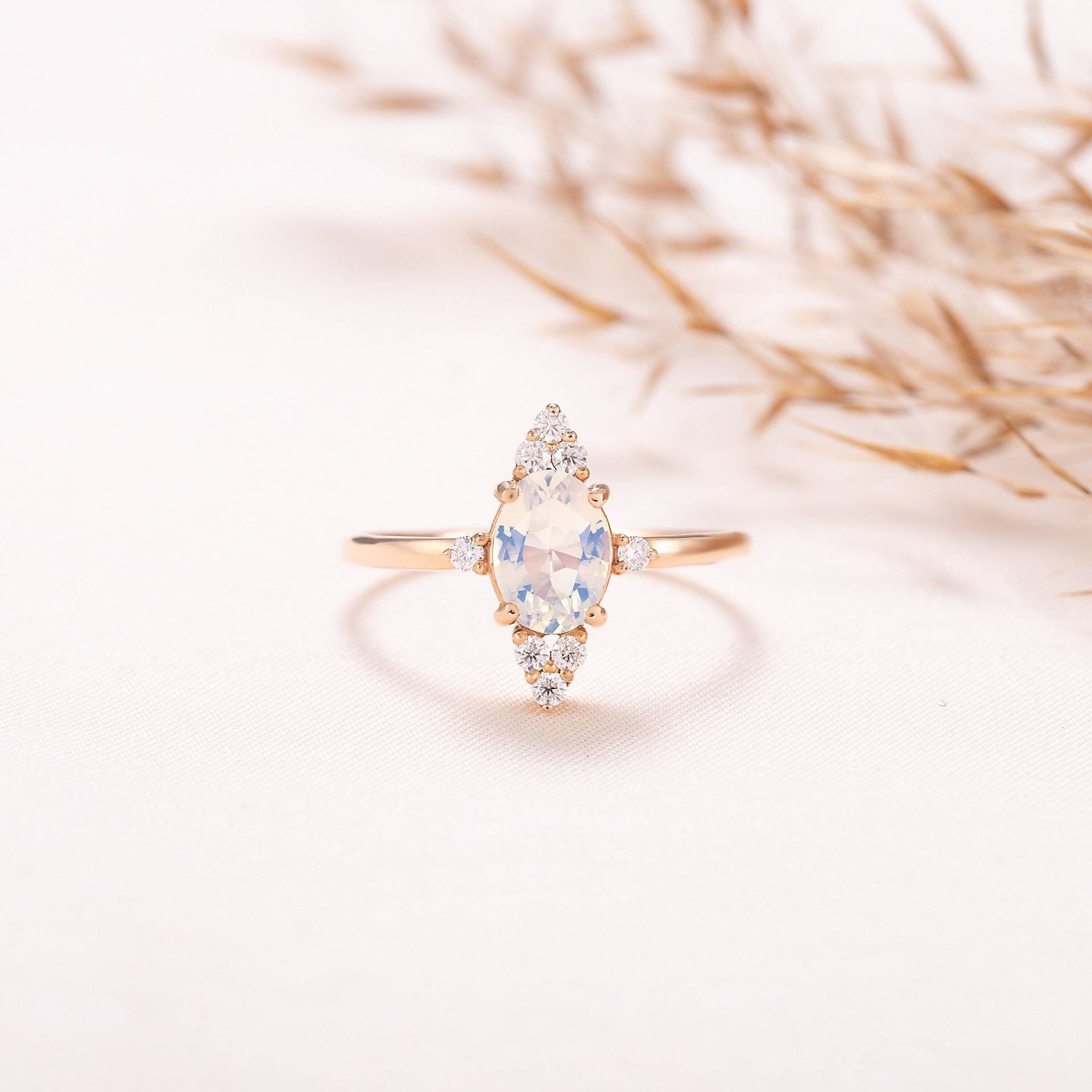 Frauen Mondstein Statementring, Einzigartige Ovale Verlobungsring, Versprechen Ring, Jahrestag Brautring Geschenk Für Sie von KzKJewel