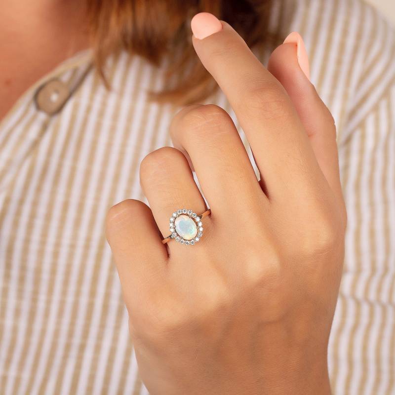 Frauen-Opal-Halo-Verlobungsring, Zierlicher Opalversprechensring, Statement-Ring, Einzigartiger Opalring Für Sie, Geburtssteinring, Ring Zum von KzKJewel