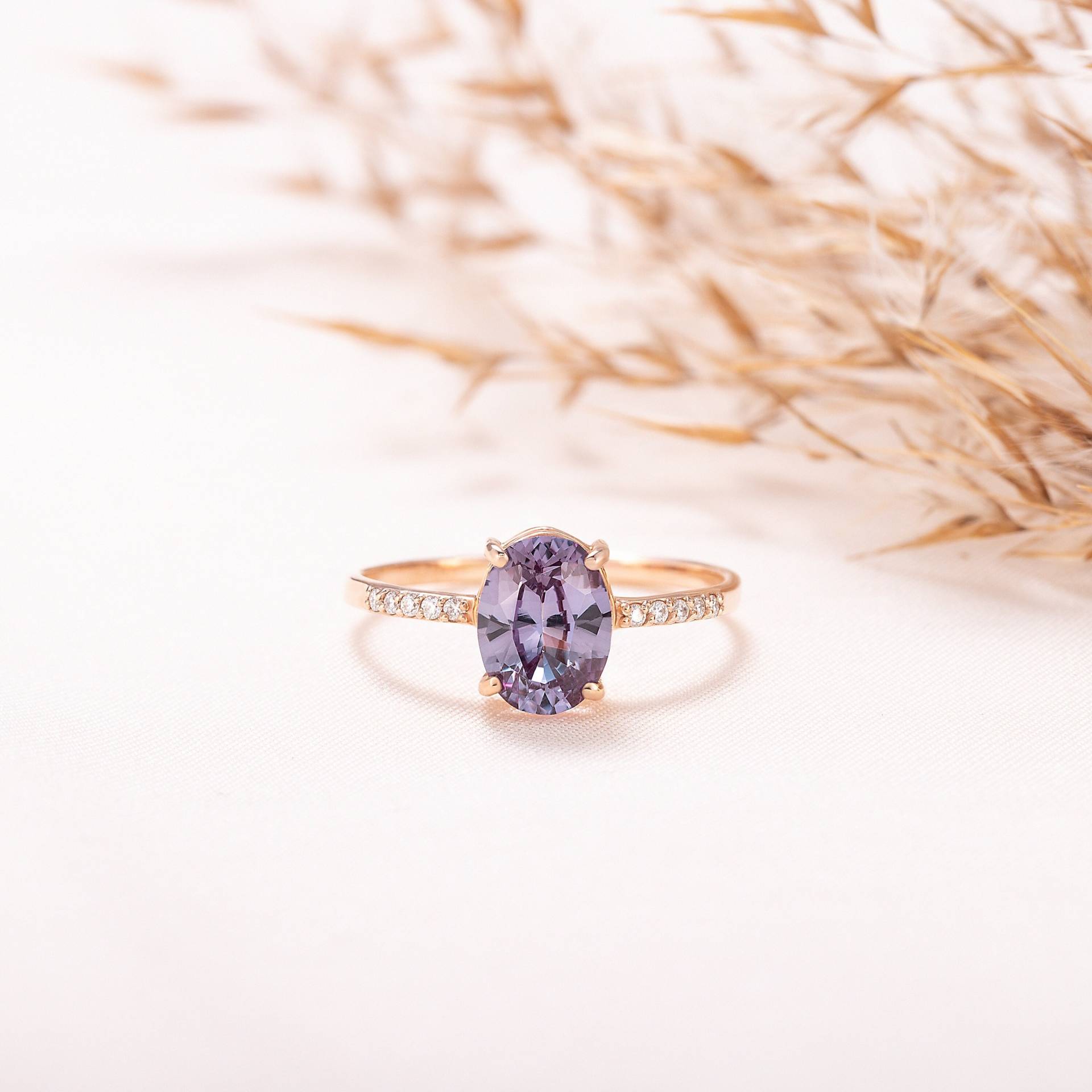 Oval Geschnitten Alexandrine Frauenring Roségold, Zierlicher Alexandrit Verlobungsring Mit Pave Band, Einzigartiger Versprechensring Für Sie von KzKJewel