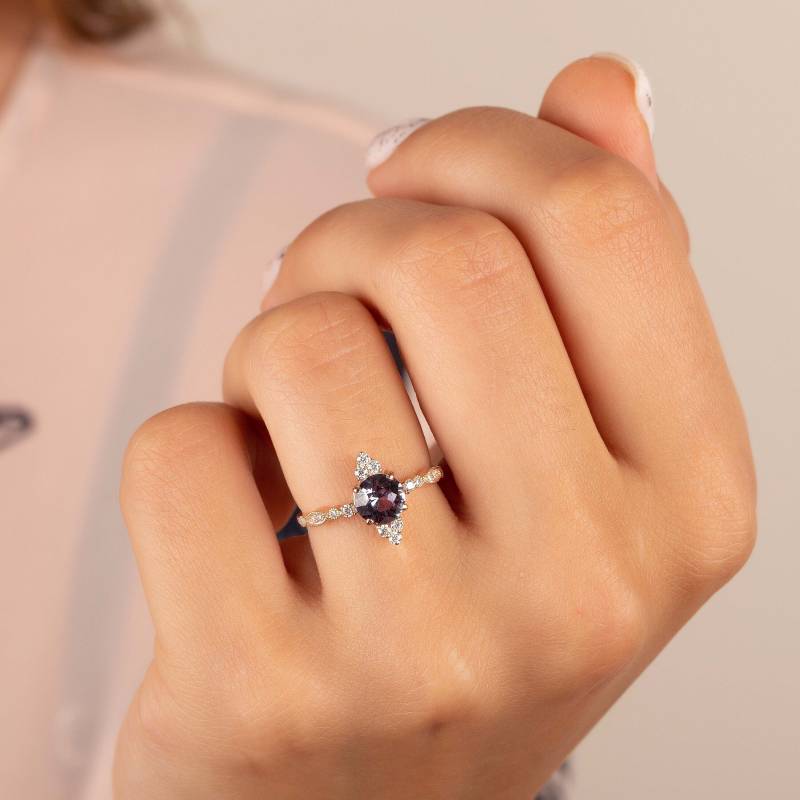 Vintage-Stil Alexandrit-Statementring, Einzigartiger 1Ct Runder Alexandrit-Verlobungsring Benutzerdefinierter Steinring Birthstone Ring von KzKJewel