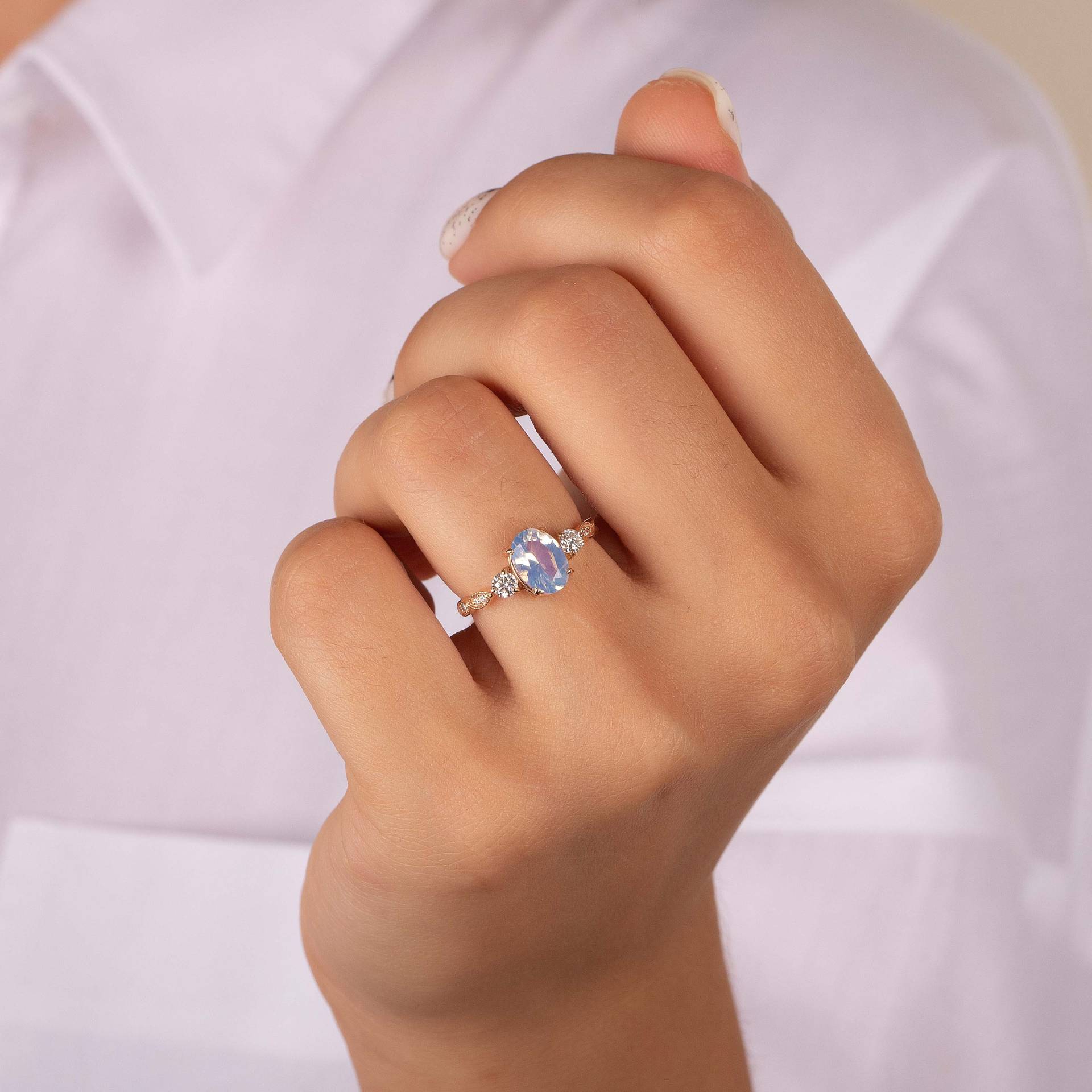 Vintage-Stil Ovalen Blauen Mondstein Verlobungsring, Einzigartige Statement Ring, Edelstein Versprechen Ring Für Sie von KzKJewel