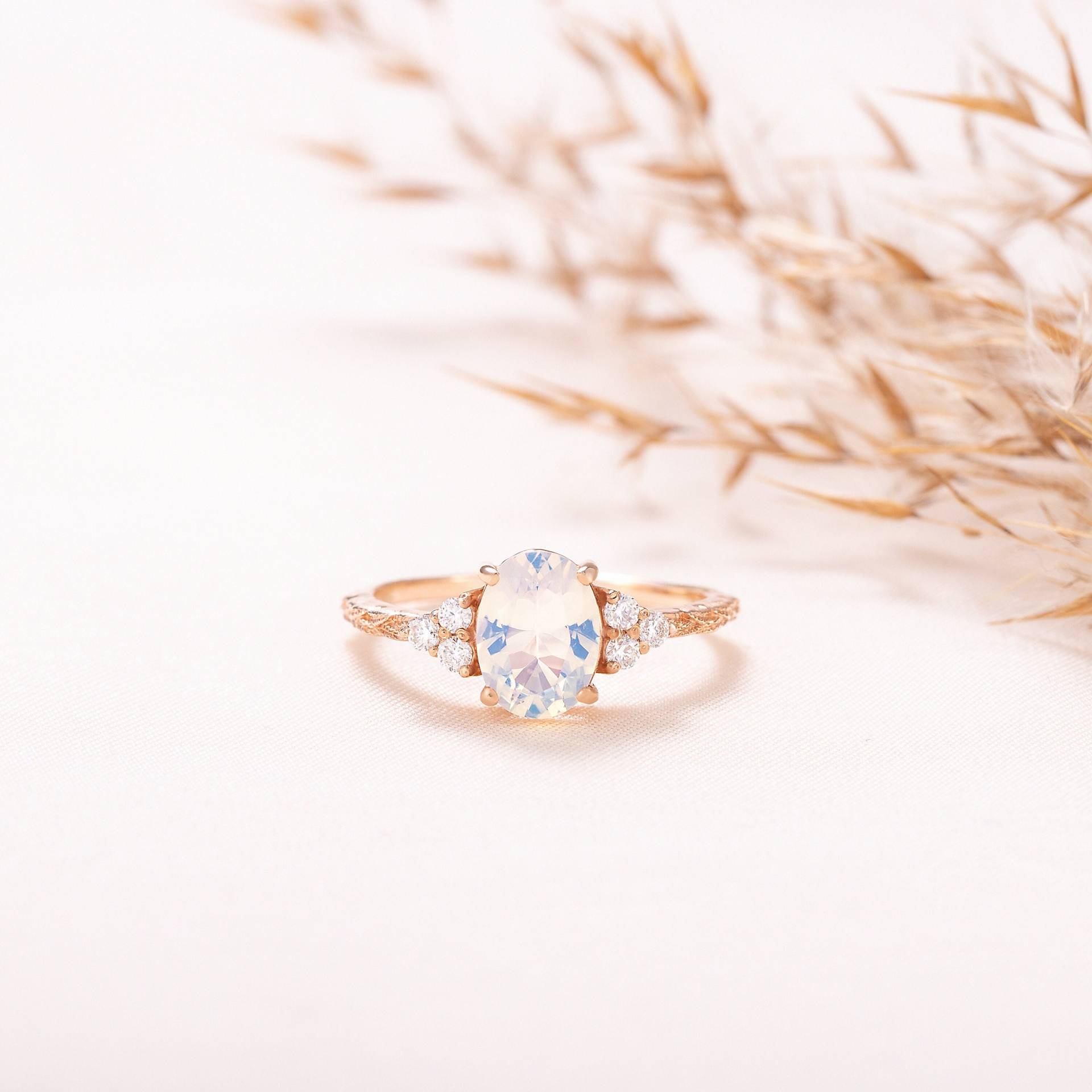 Vintage Style Ovalen Mondstein Frauen Statement Ring Mit Blatt Muster Band, Verlobungsring, Für von KzKJewel