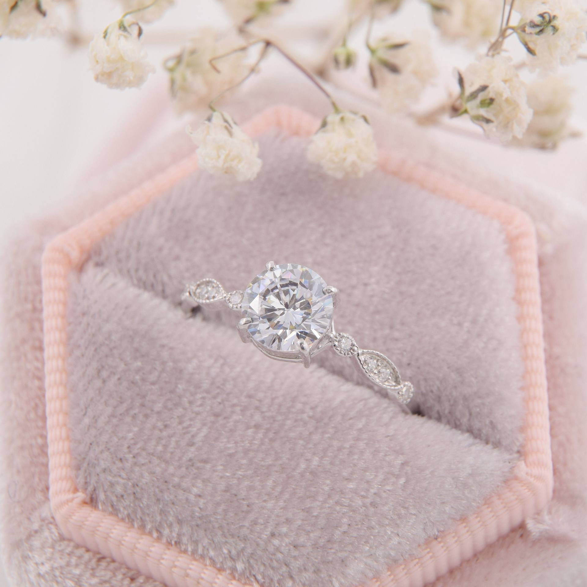 Zierlicher 1 Karat Cz Verlobungsring Für Frauen, Jubiläumsgeschenk, 14 Weißgold Runder Sie, Einzigartiger Ehering Sie von KzKJewel