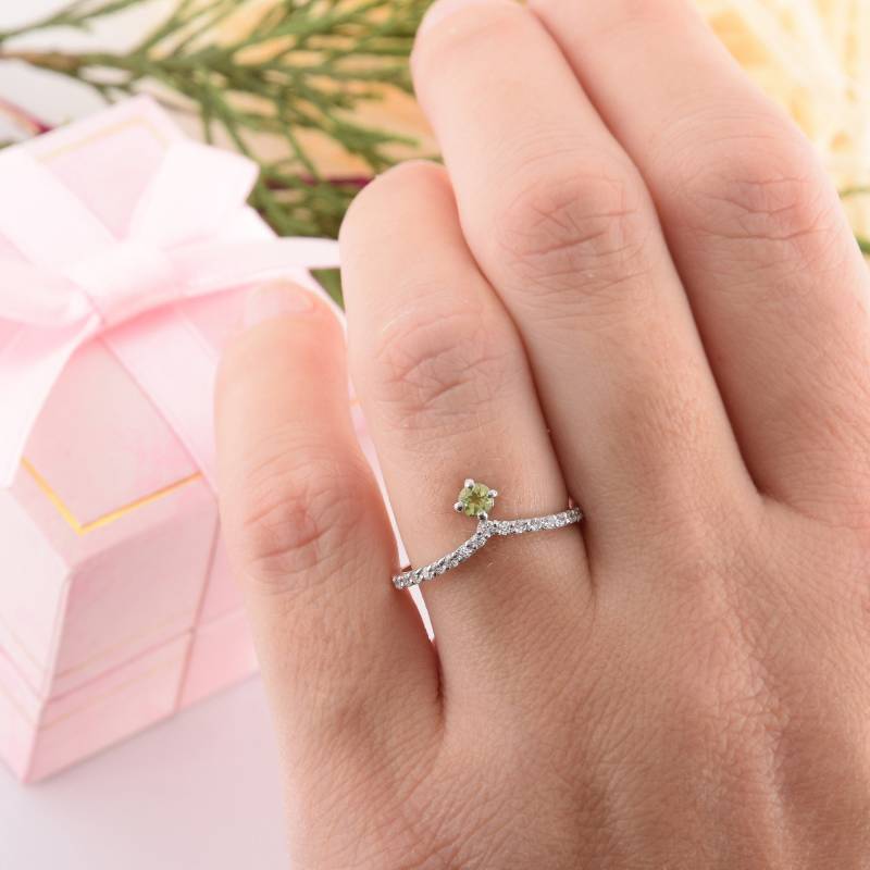 Zierlicher Kleiner Geschwungener Peridot Trauring, Ehering V, Chevron Damen Silberring, August Geburtsstein von KzKJewel