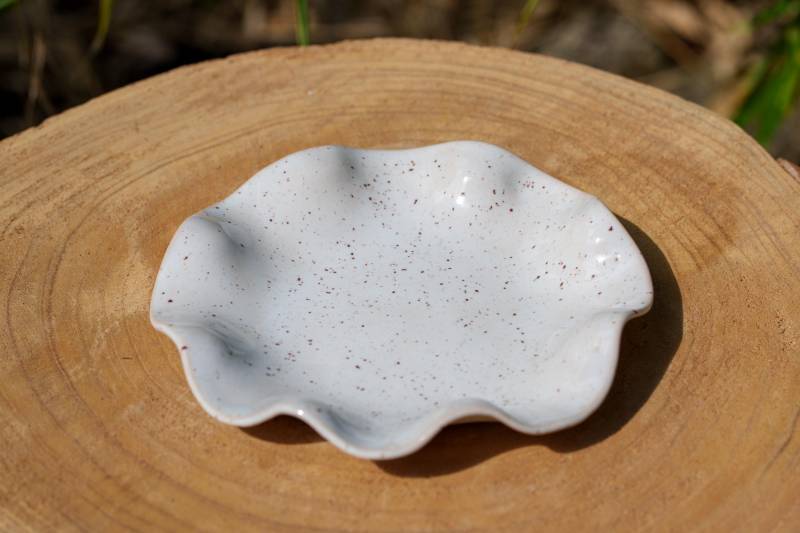 Beige Gewellte Keramikschale. Weiße Schmuckschale Aus Steingut. Schmuckschale von L2Ceramique