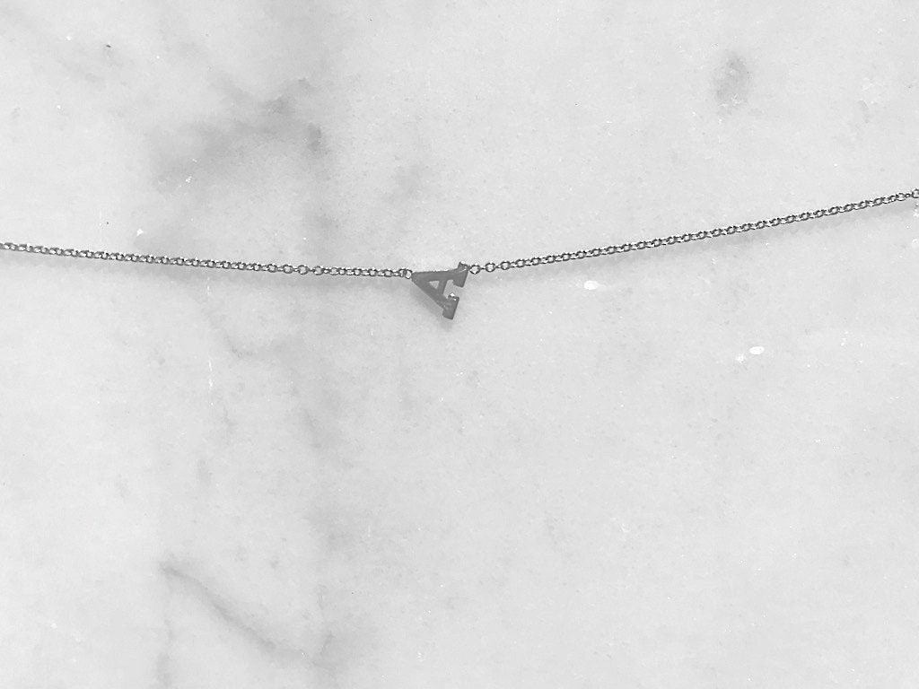 Kleine Initial Halskette | 14K Solid Weiß + Gelb Gold Kleine Initial Halskette | 14K Solid Weiß + Gelb Gold von LAAVELStudio