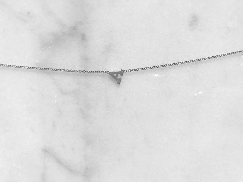 Kleine Initial Halskette | 14K Solid Weiß + Gelb Gold von LAAVELStudio