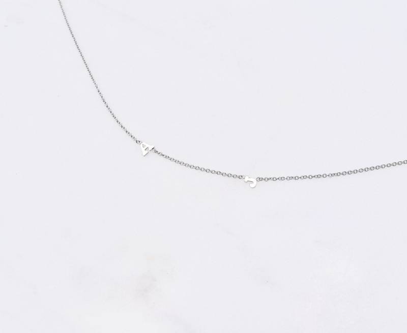 Mini Doppel Initial Halskette | 14K Gelbgold & Weißgold von LAAVELStudio