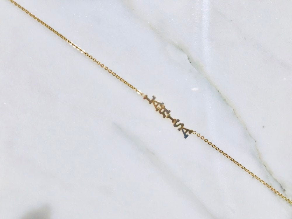 Mini Initial Name Halskette | 14K Massives Gelb + Weißgold Mini Initial Name Halskette | 14K Massives Gelb + Weißgold von LAAVELStudio