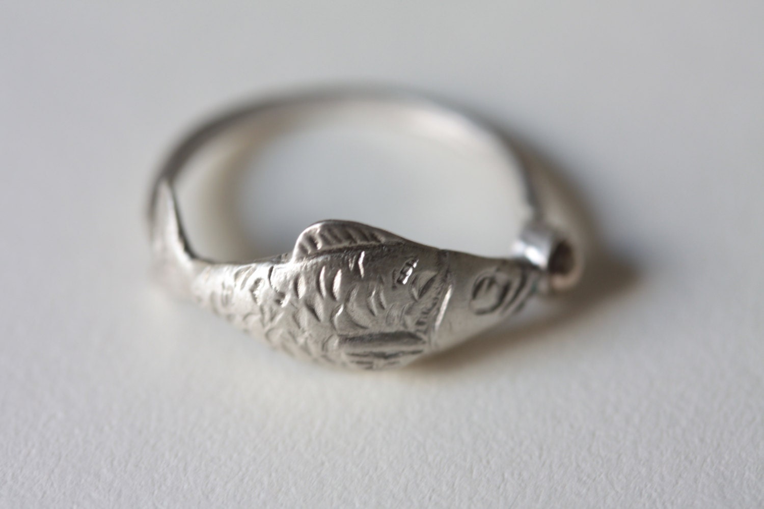 Handgefertigter „Pesciolino"-Ring Aus 925Er Silber Mit Bronzener „Blase". Ring „Fisch" Handgefertigt 925 Sterling „Blase" in Bronze von LABCORSOSANGOTTARDO3