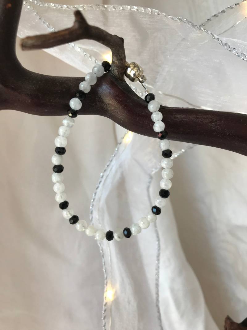 Mondstein Armband Schwarze Kristallperlen, 18cm Magnetverschluss Mondstein Armband Schwarze Kristallperlen, 18cm Magnetverschluss von LABjewelrydesigns