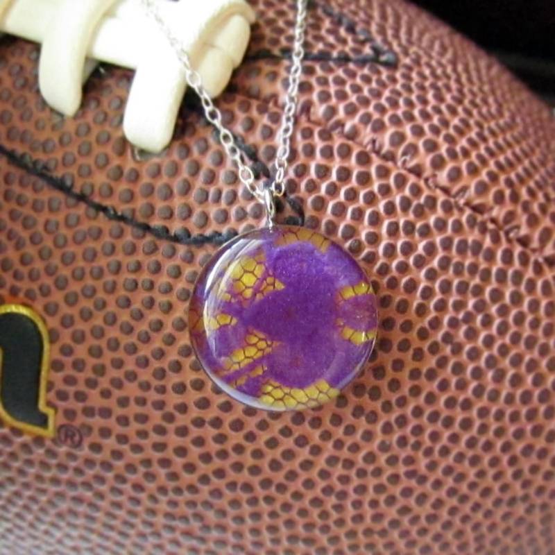 Lila Und Gelb Gameday Halskette | Lsu Tigers Spieltag Lakers Wikinger-| Ravens Geschenk Unter 25 Jahren Lila Und Gelb Gameday Halskette | Lsu Tigers Spieltag Lakers Wikinger-| Ravens Geschenk Unter 25 Jahren von LACEstudio