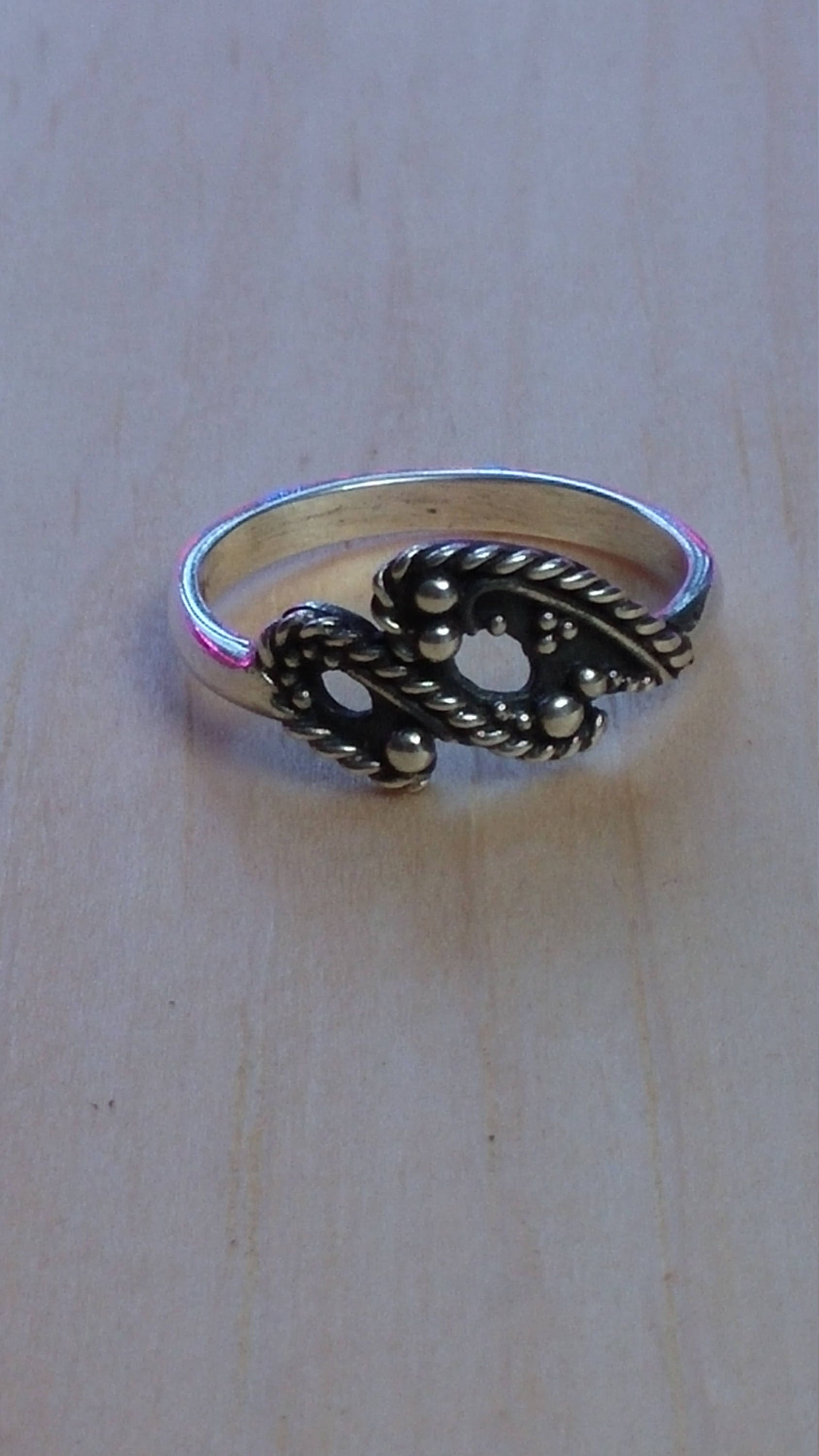 Abstrakter Silber Granulierter Und Oxidierter Ring, Achtförmiger Sehr Cooler Zeichnet Sich Durch Kontrast Aus, Schlangensilberring, Exklusives Design Abstrakter Silber Granulierter Und Oxidierter Ring, Achtförmiger Sehr Cooler Zeichnet Sich Durch Kontrast Aus, Schlangensilberring, Exklusives Design von LACHANCEbyhand