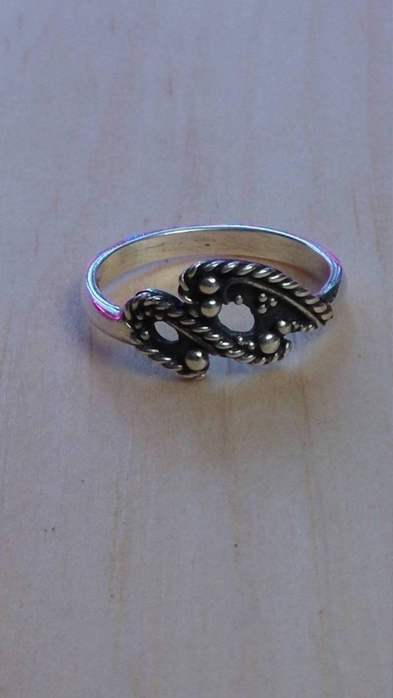 Abstrakter Silber Granulierter Und Oxidierter Ring, Achtförmiger Sehr Cooler Zeichnet Sich Durch Kontrast Aus, Schlangensilberring, Exklusives Design Abstrakter Silber Granulierter Und Oxidierter Ring, Achtförmiger Sehr Cooler Zeichnet Sich Durch Kontrast Aus, Schlangensilberring, Exklusives Design von LACHANCEbyhand