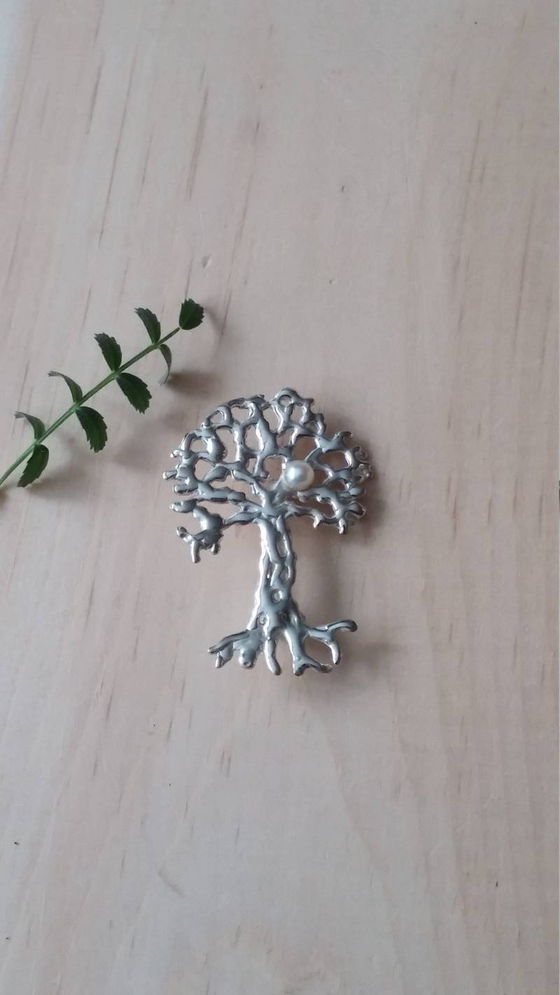 Baum Des Lebens Sterling Silber Kleine Brosche Mit Perle, Perfektes Geschenk Für Baum-Liebhaber. Schal Halter Form. Arbre De Vie Baum Des Lebens Sterling Silber Kleine Brosche Mit Perle, Perfektes Geschenk Für Baum-Liebhaber. Schal Halter Form. Arbre De Vie von LACHANCEbyhand